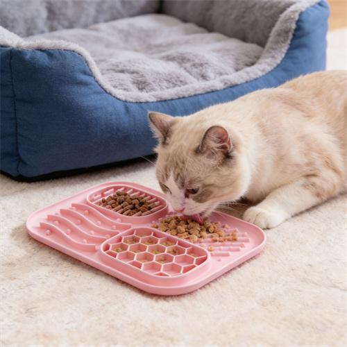 New Design Dog Cat Treat Licking Mat